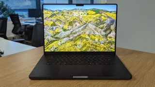MacBook Pro 16 pouces avec écran ouvert dans un bureau