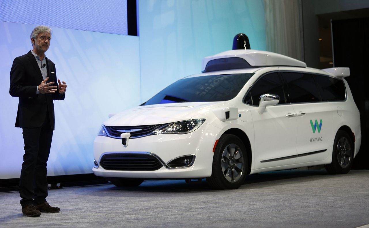 Waymo CEO debutes a Chrysler Hybrid