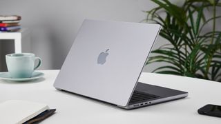 MacBook Pro 14-tommer på et bord på et kontor