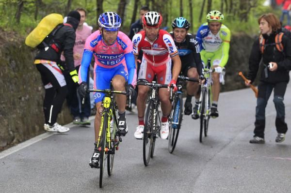 Michele Scarponi (Lampre - ISD) leads Rodriguez, Henao and Basso