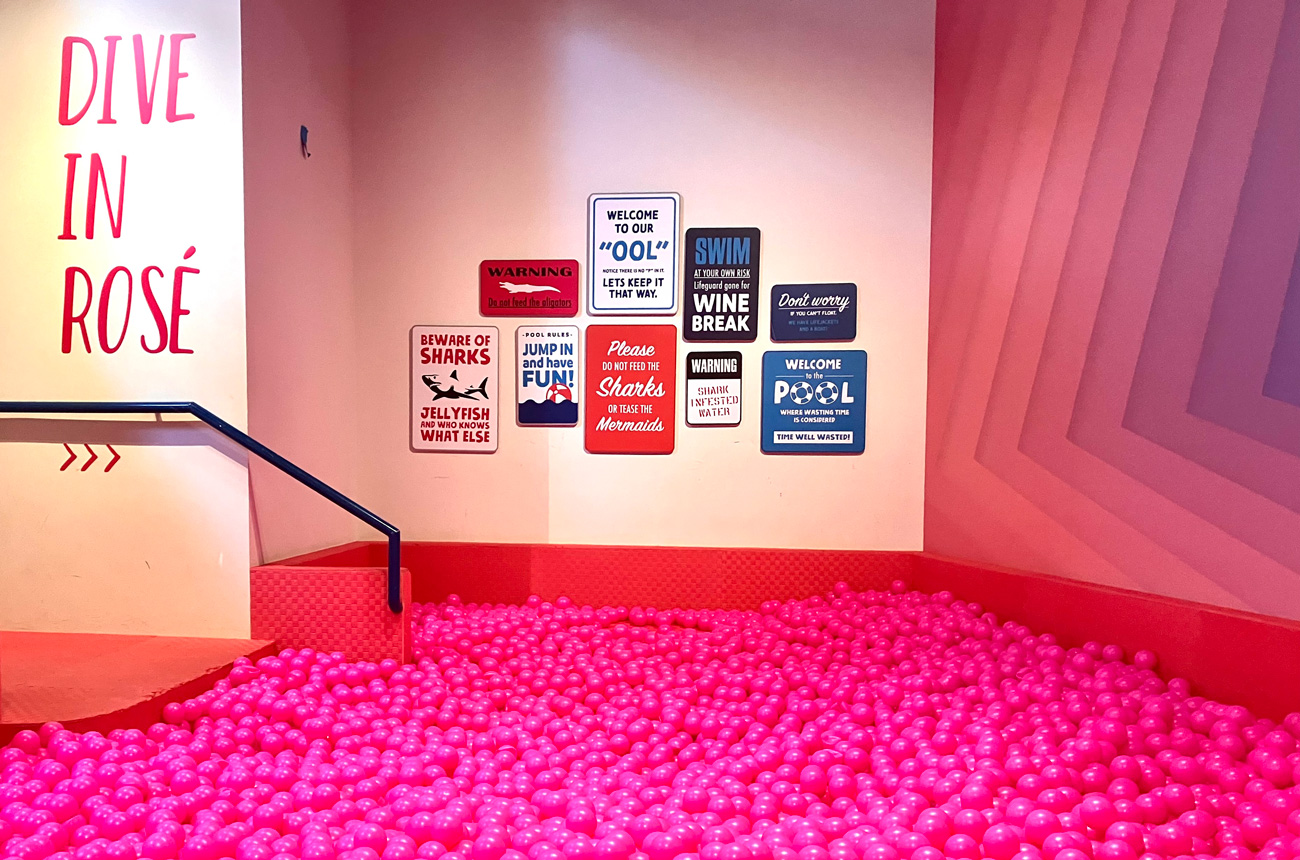 A ball pool of pink balls