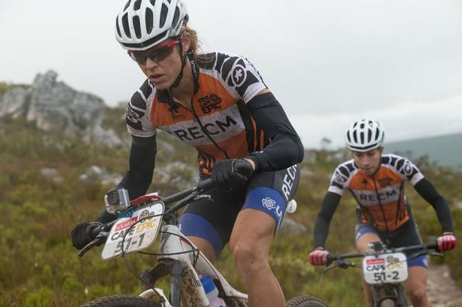 Ariane Kleinhans leads Team RECM2 team-mate Annika Langvad during the final stage