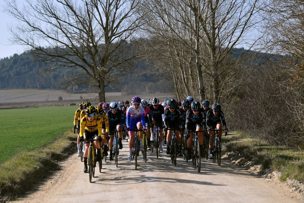 SIENA ITALY MARCH 05 LR Anna Henderson of United Kingdom and Team Jumbo Visma Jessica Allen of Australia and Team Bikeexchange Jayco Floortje Mackaij of Netherlands and Team DSM and the peloton compete through gravel roads during the Eroica 8th Strade Bianche 2022 Womens Elite a 136km one day race from Siena to Siena Piazza del Campo 321m StradeBianche on March 05 2022 in Siena Italy Photo by Luc ClaessenGetty Images