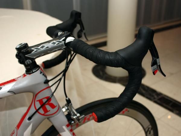 Armstrong's usual carbon bar is replaced for the spring classics with an aluminum version.