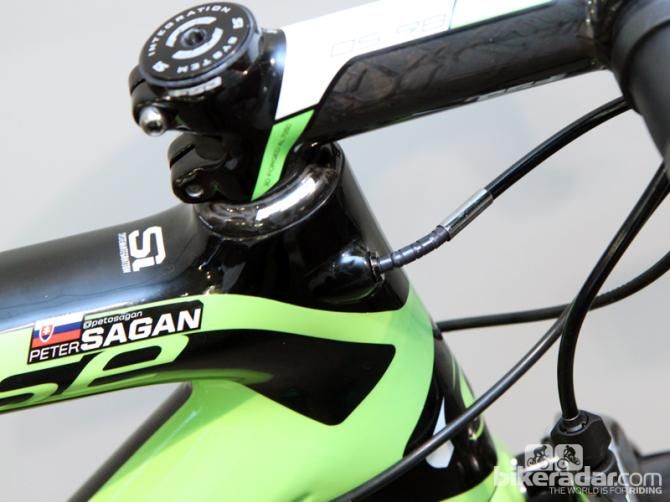 The tight bend on the rear brake line is ameliorated somewhat by a short segment of Nokon housing, which is especially flexible