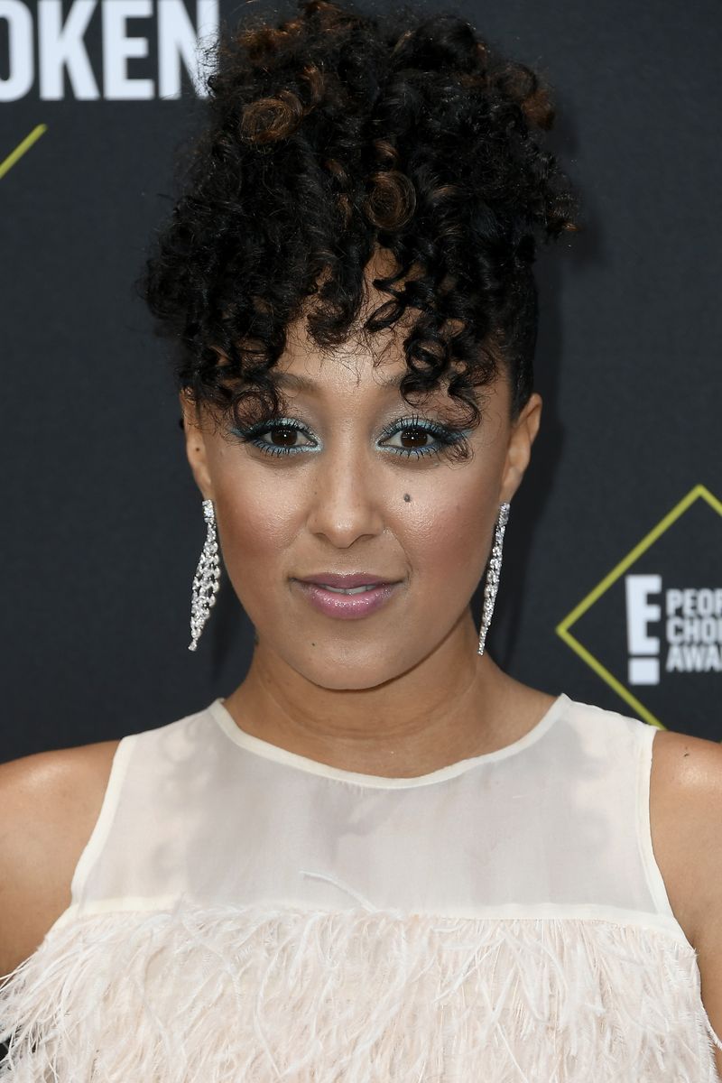 santa monica, california november 10 tamera mowry housley attends the 2019 e peoples choice awards at barker hangar on november 10, 2019 in santa monica, california photo by frazer harrisongetty images