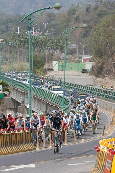 The Tour de Taiwan peloton heads into Nantou.