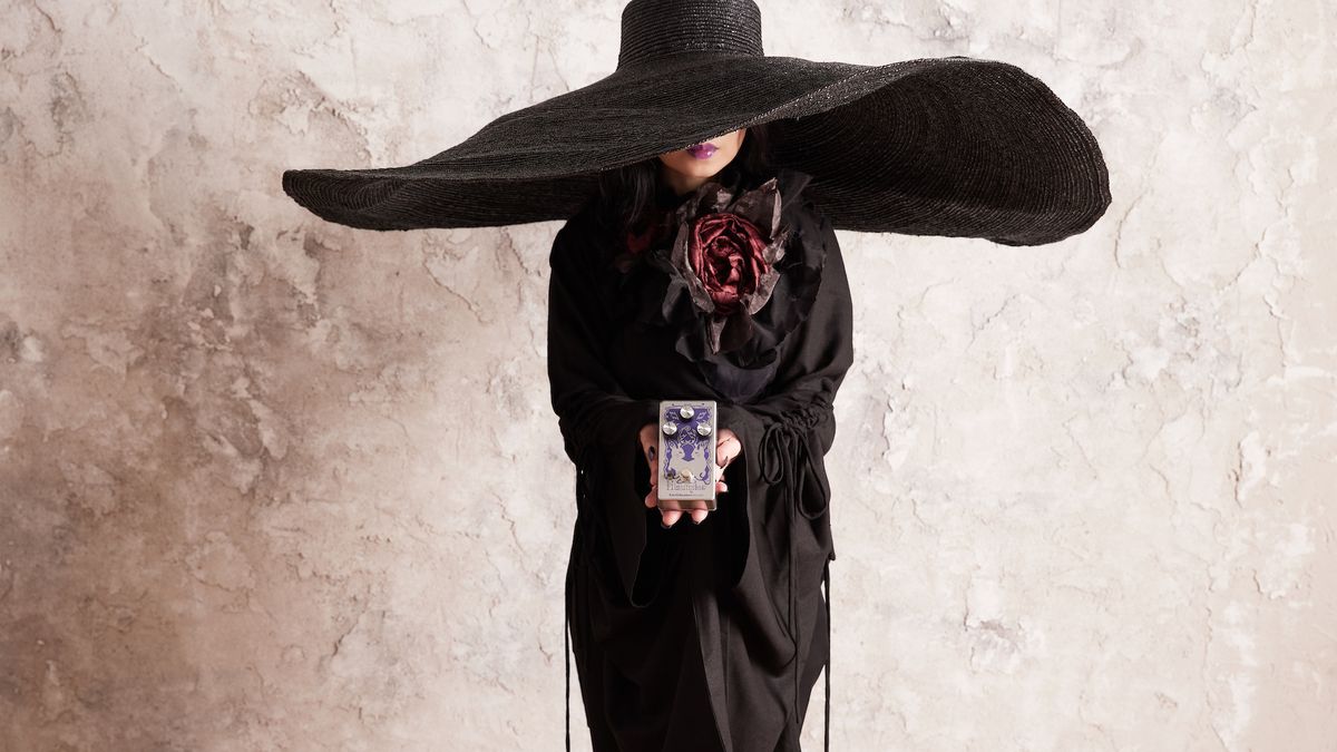 Wata with her new signature EarthQuaker Devices Hizumitas pedal