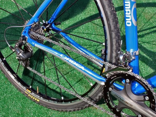 Medium-sized stays make for a neither too-stiff nor too-soft ride quality and drivetrain response.