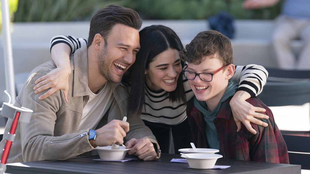 Eddie, Marisol, and Christopher getting ice cream in 9-1-1 Season 7x07