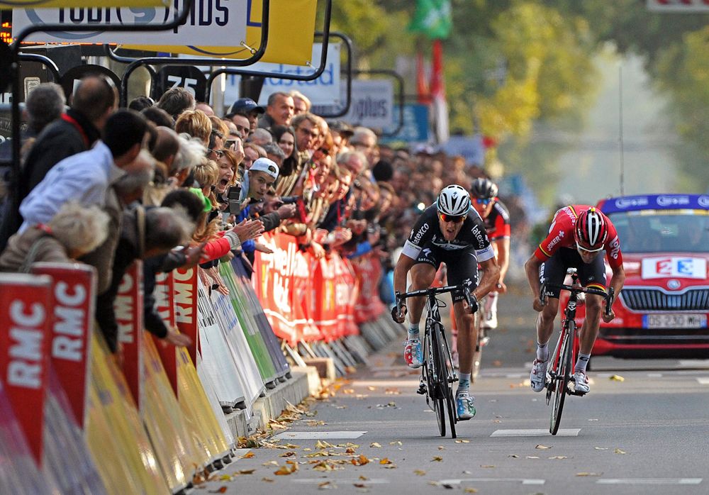 Trentin and Van der Sande sprint for the win at Paris-Tours