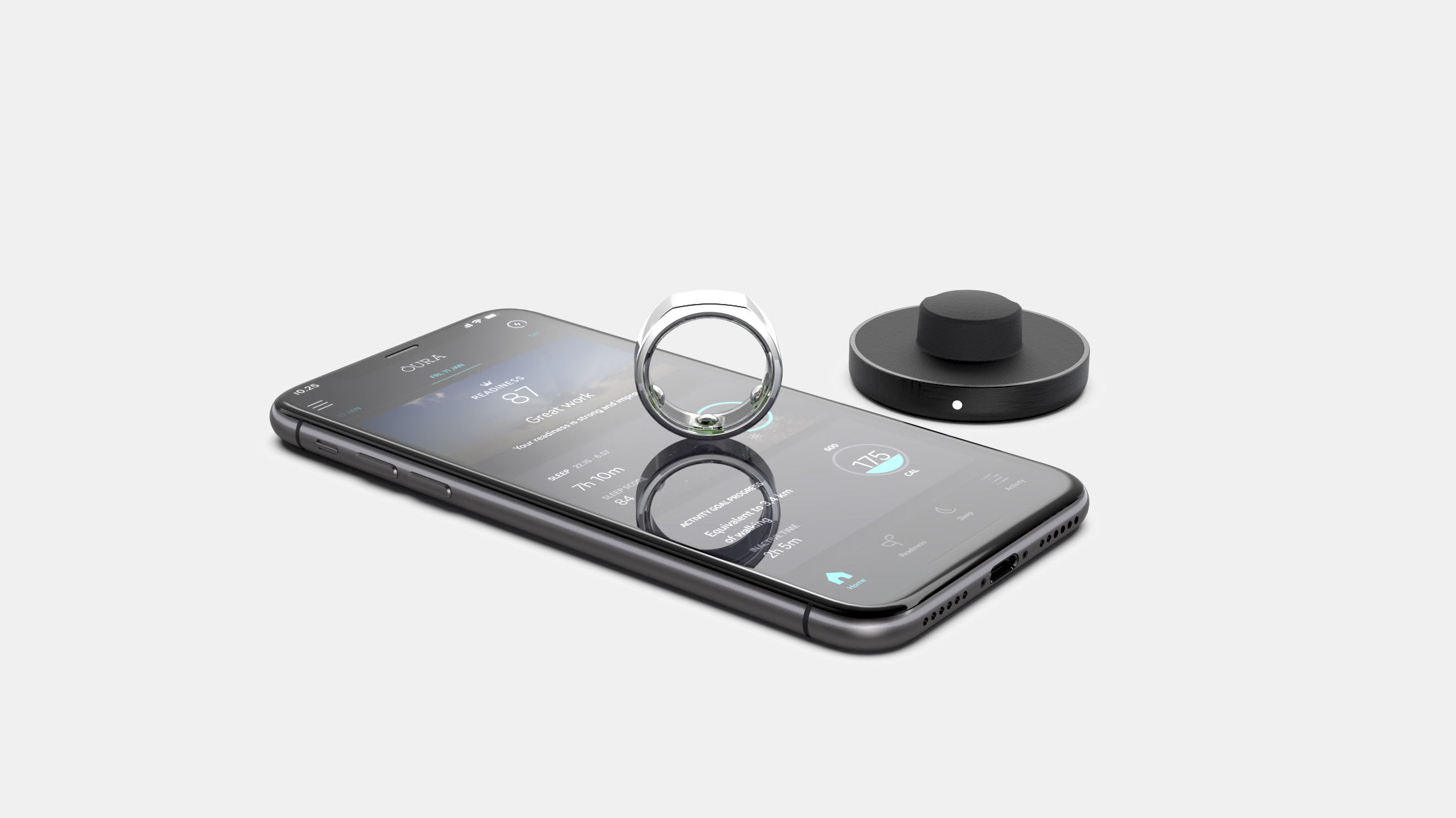 Oura-ringen sammen med den tilhørende app på mobiltelefoner og opladere.