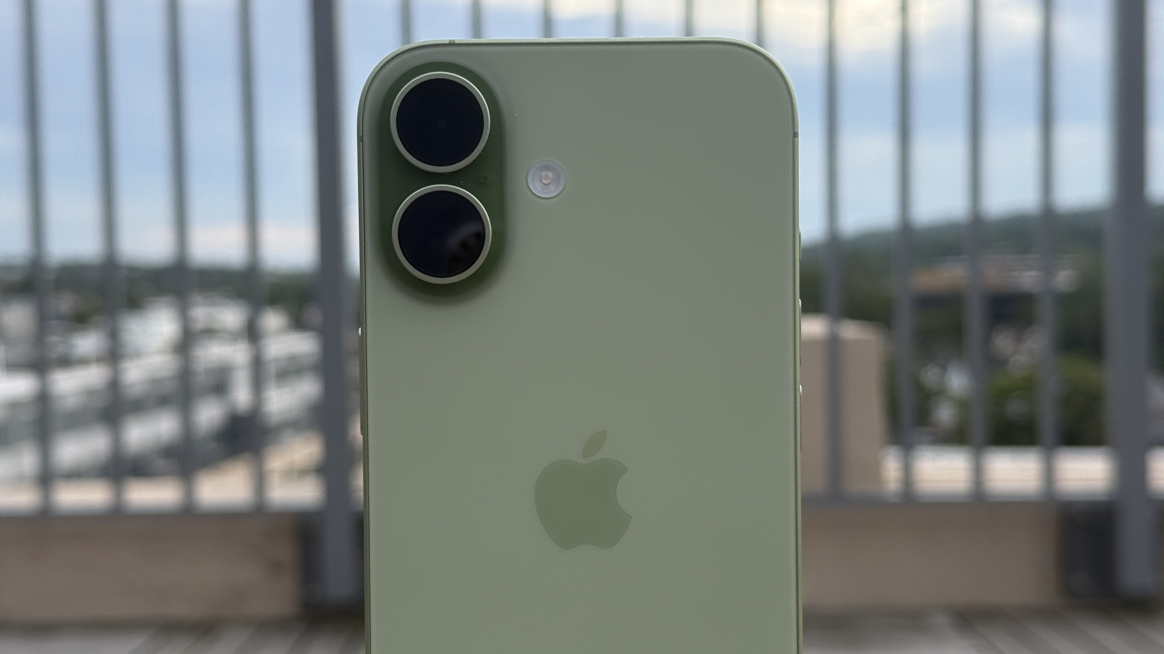 Apple iPhone 17 Review