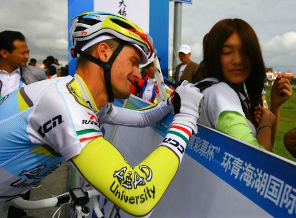 Oscar Pujol with autograph his fan