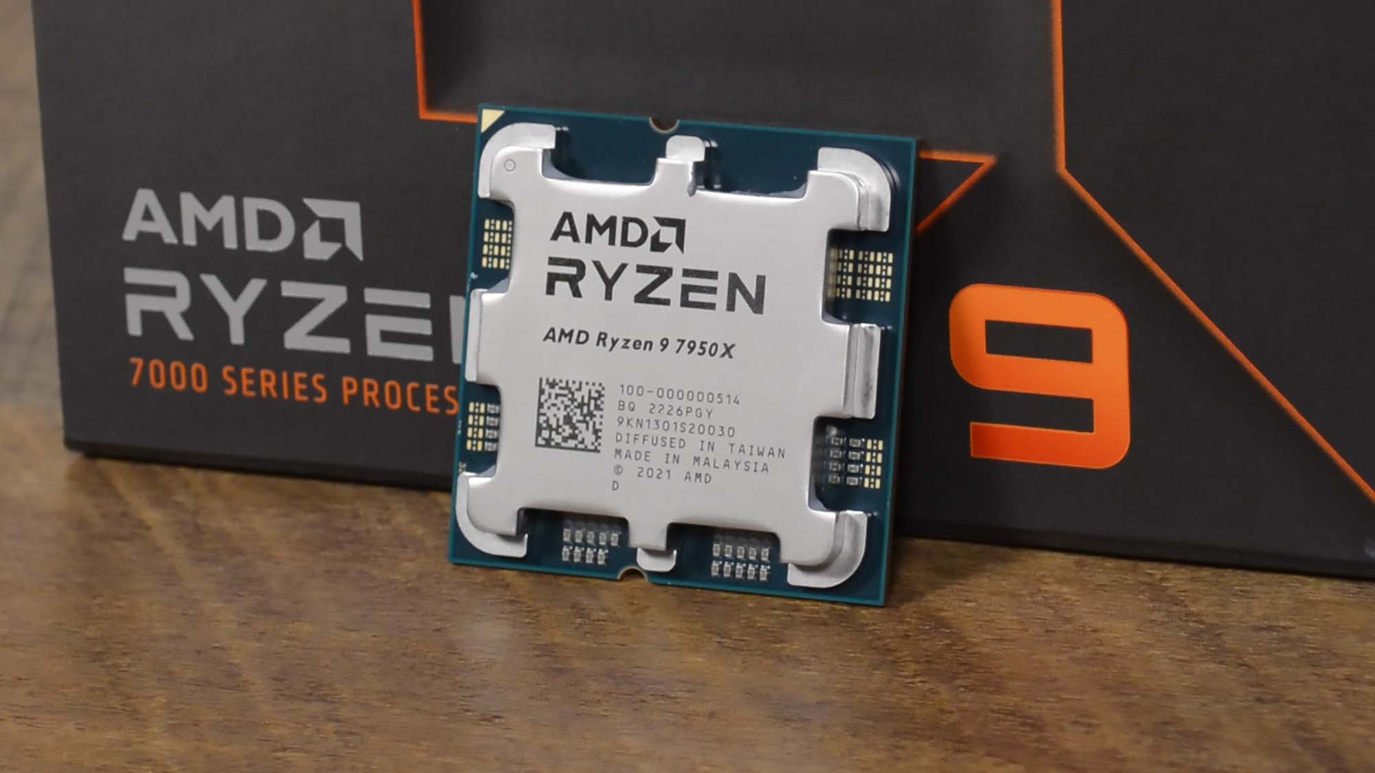 Un AMD Ryzen 9 7950X en una mesa