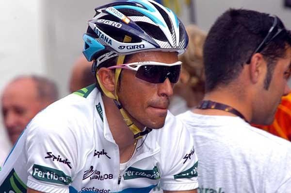 Alberto Contador (Astana) lies in wait in the white jersey of best young rider.