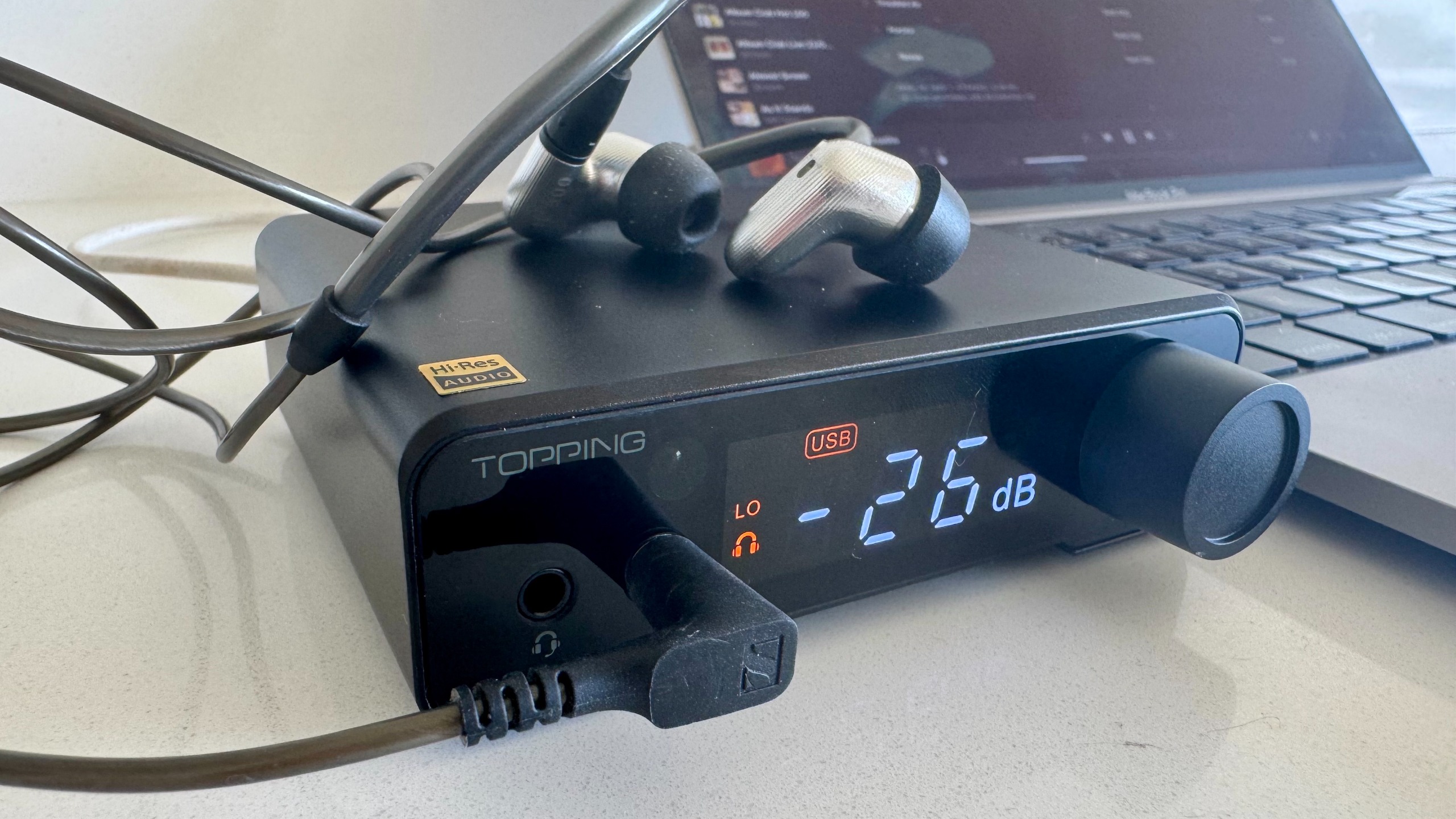 No topo do display digital do DX1 II DAC, em superfície branca