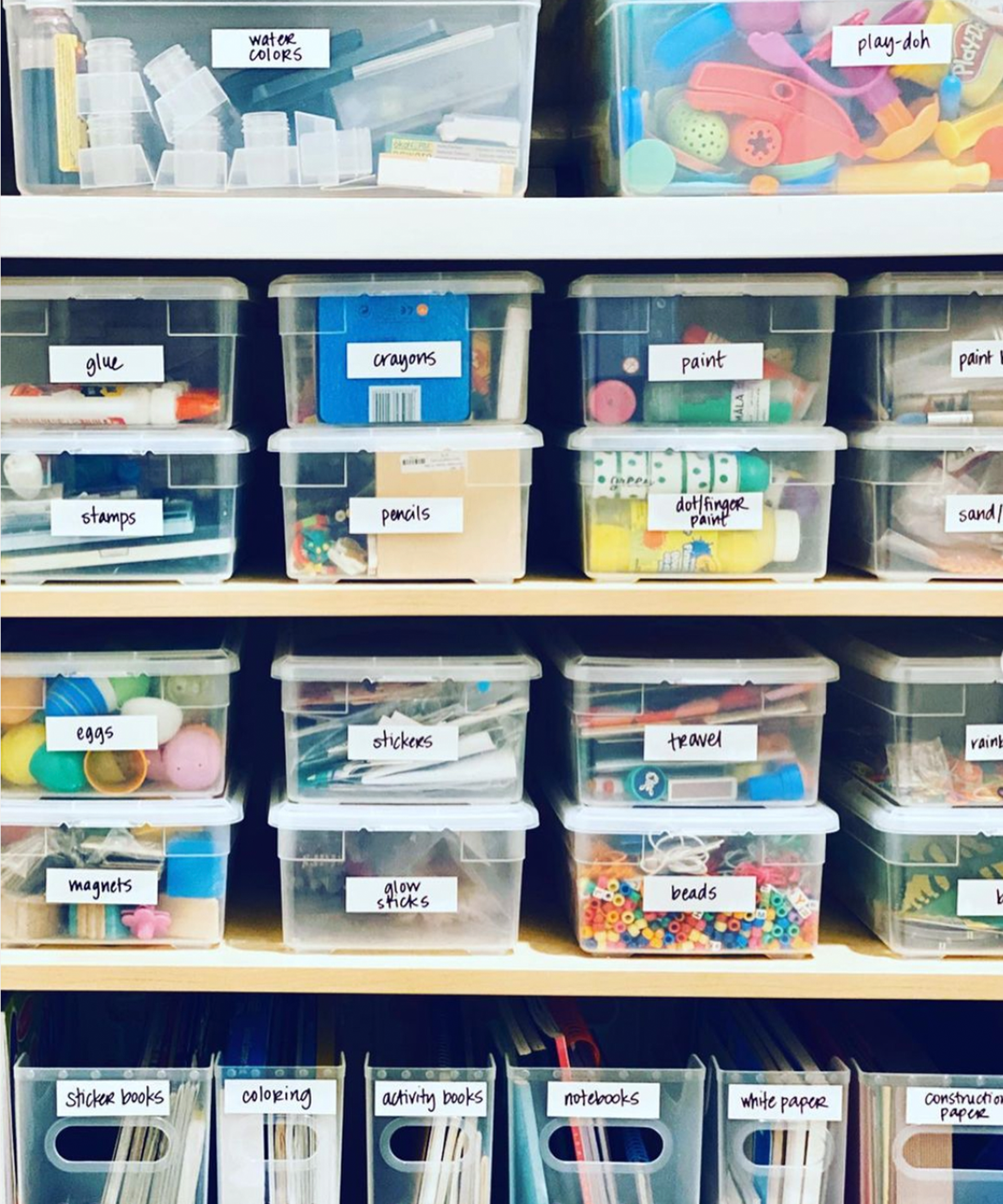 Lemari dengan tempat penyimpanan terorganisir