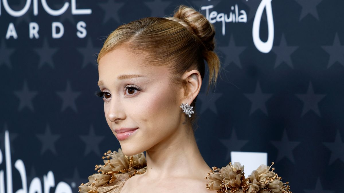 Ariana Grande's 2025 Critics 'Choice Awards ลุคพรมแดงกำลังให้ Glinda ไปที่บัลเล่ต์