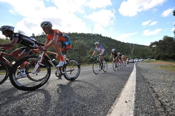 With only a 90 second lead the front six riders can't afford to back off at the last turn.