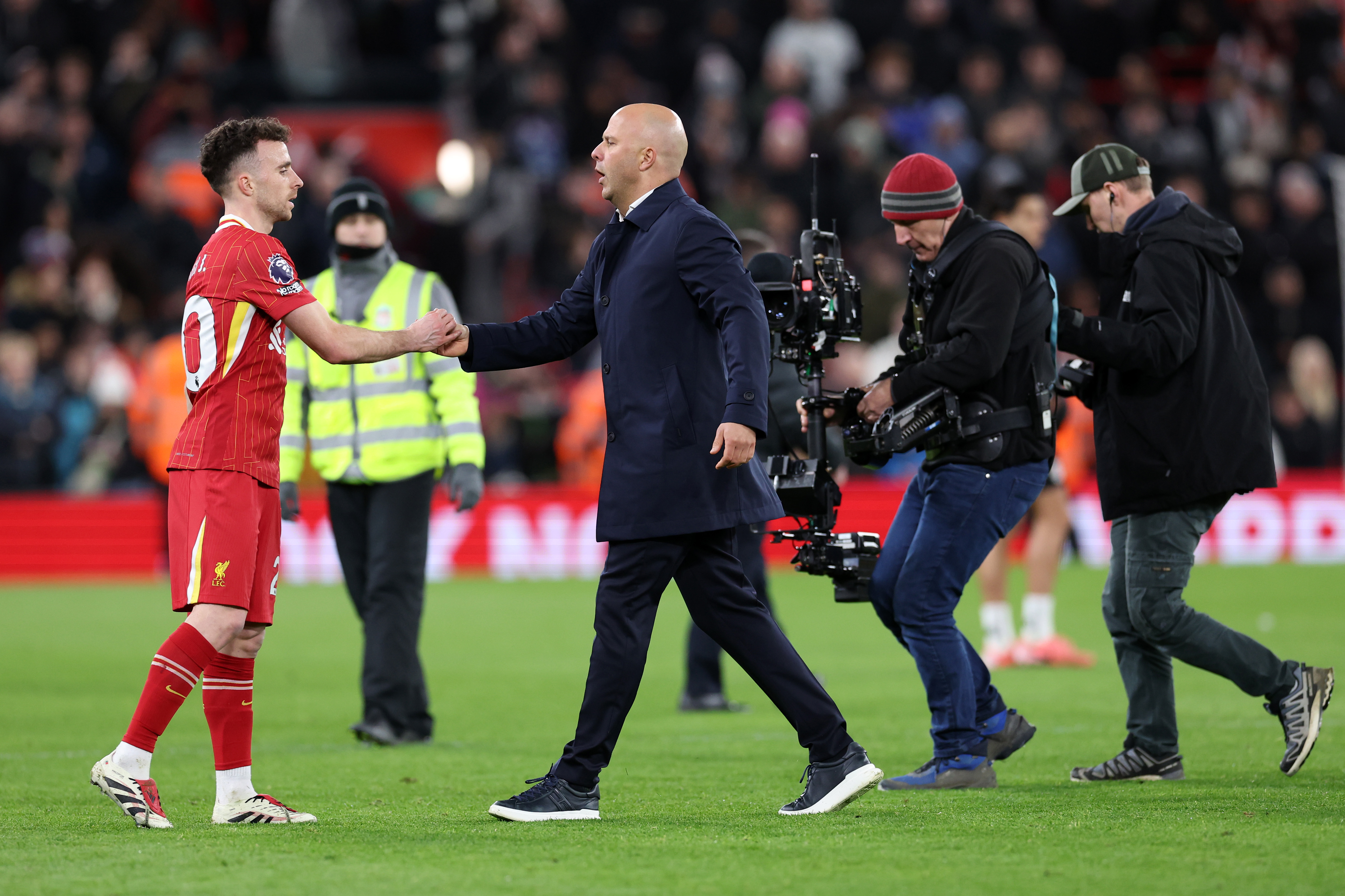Arne Slot shares a handshake with Diogo Jota after a game