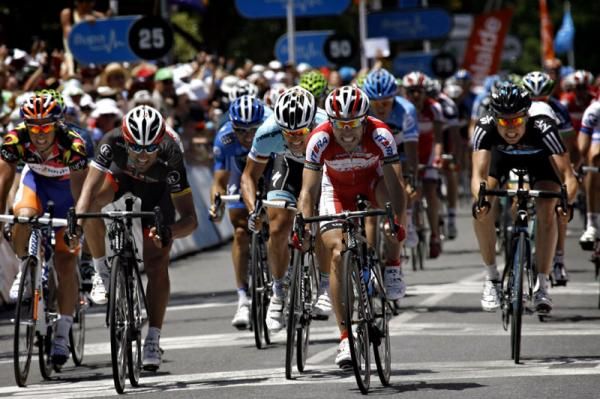 The leading pack turn on the speed