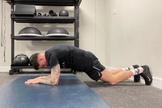 Strength and conditioning coach performing a 8 Point Plank