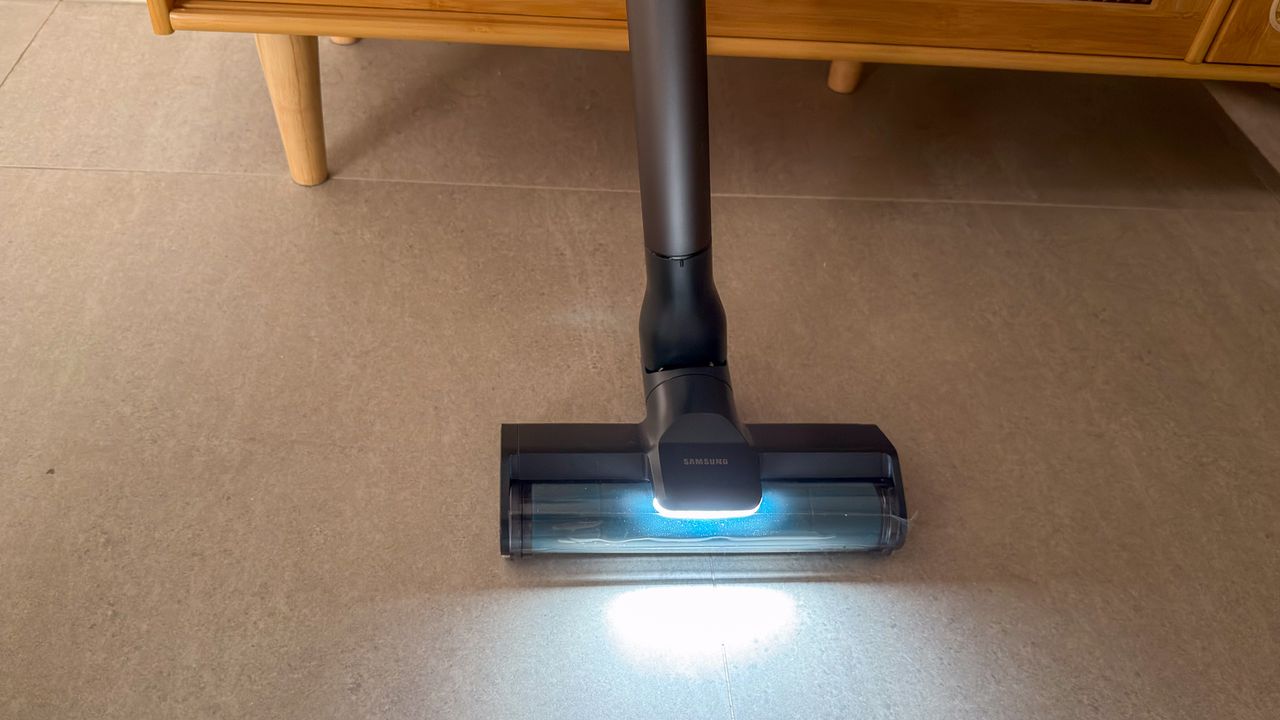 White headlight on the Slim LED Brush on the Samsung Jet 95S