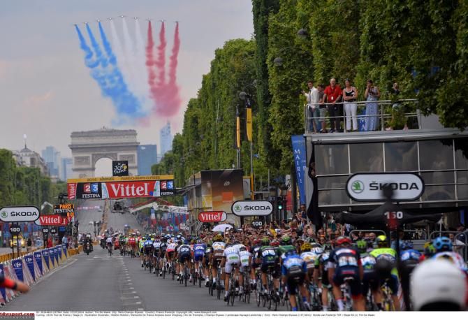 The final setting of the Tour: the Champs-&Eacute;lys&eacute;es