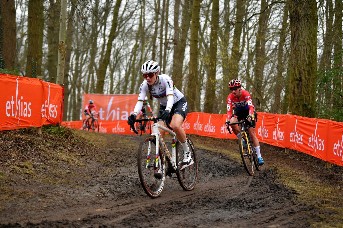 Lucinda Brand leads Marianne Vos at the Hoogerheide World Cup