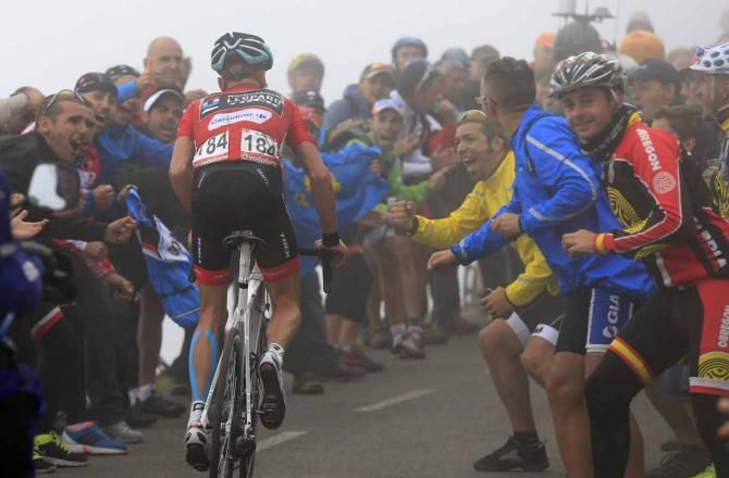 Chris Horner (RadioShack Leopard) edges away from Vincenzo Nibali on the slops of the Angliru.