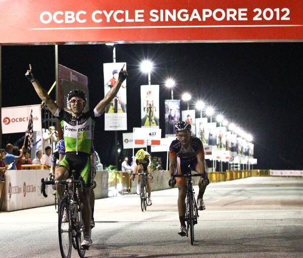 Robbie McEwen (GreenEdge) takes his first win for GreenEdge at the OCBC Cycling Criterium