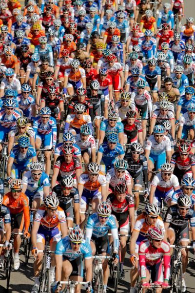 The mix of colors from the peloton at the Mallorca Challenge