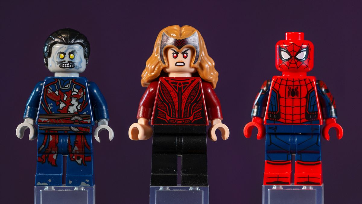 Scarlet Witch, Dead Strange and Spider-Man Minifigures.