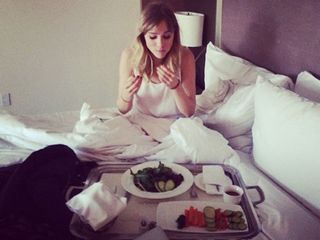 Suki Waterhouse breakfast in bed