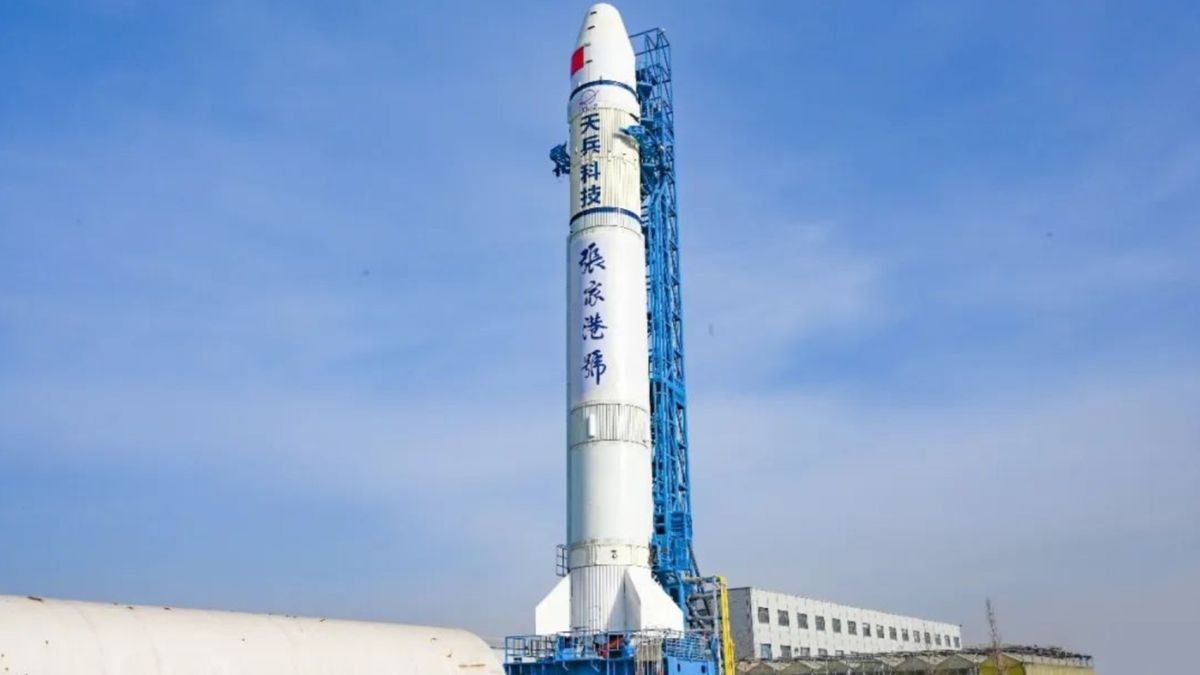 La première fusée chinoise à carburant liquide déplacée vers la rampe de lancement pour le décollage