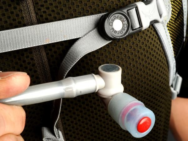 The clever magnetic clip keeps the bite valve always within easy reach but its placement on the sternum strap leads to persistent loosening