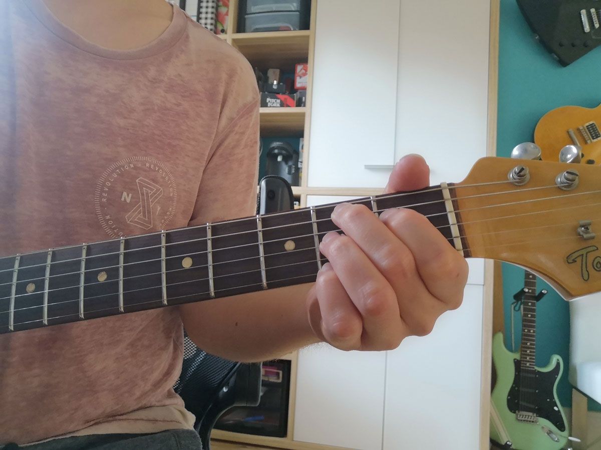 How to play the B chord on guitar