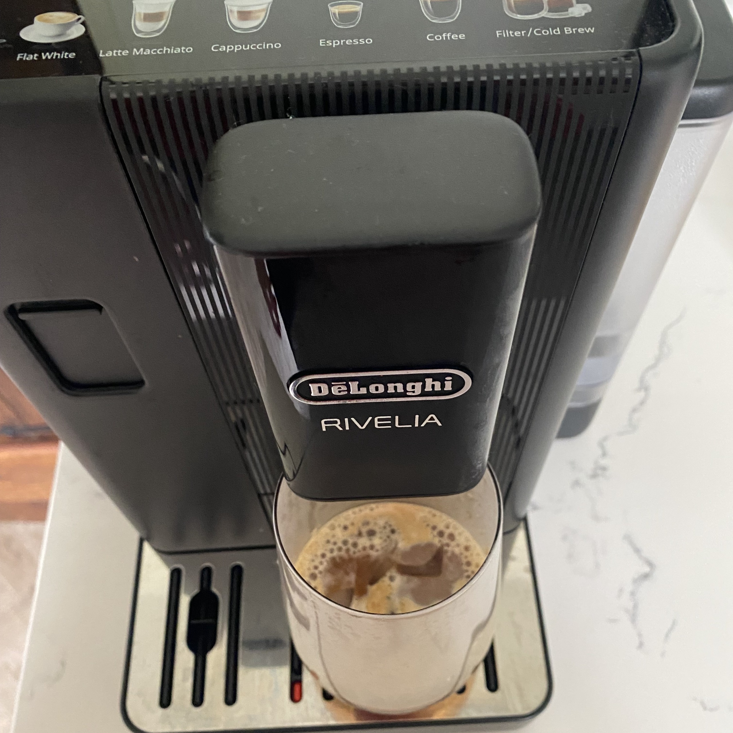De'Longhi Rivelia Start coffee machine making iced coffee