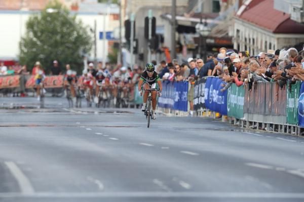 Alexis Rhodes (GreenEDGE) approaches the line on the long climb up Sturt Street.