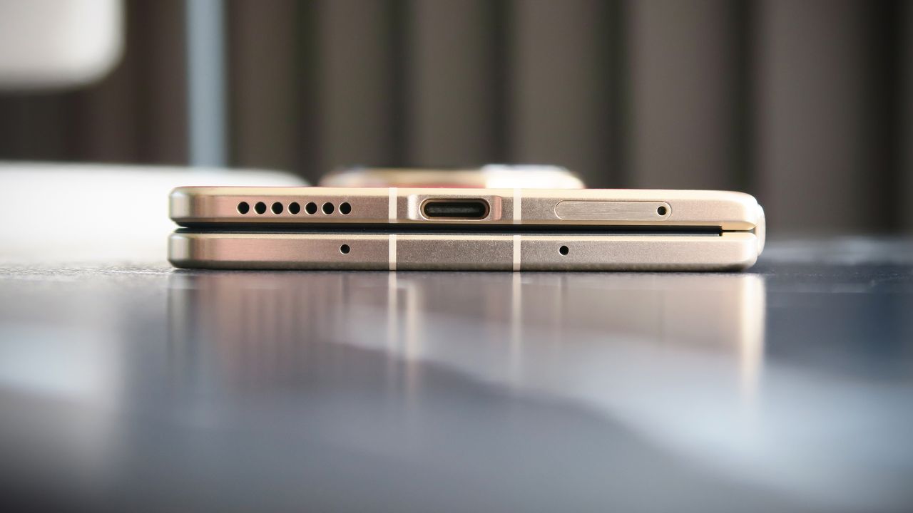 Honor Magic V6 hands on thickness closed