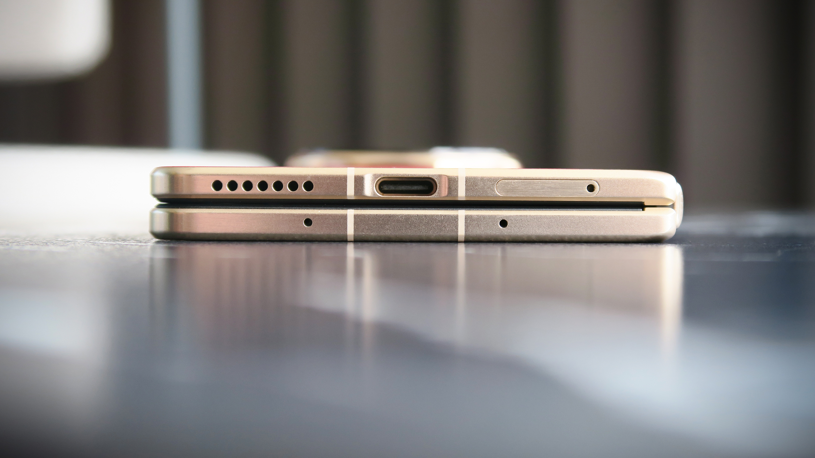 Honor Magic V6 hands on thickness closed