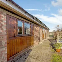 Blossoms Cottage, AlbourneDistance: Blossoms Cottage, AlbourneDistance: