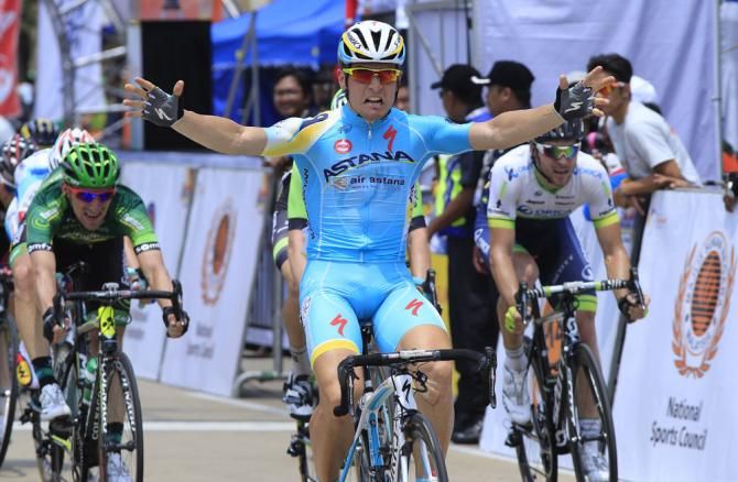 Andrea Guardini wins stage 3