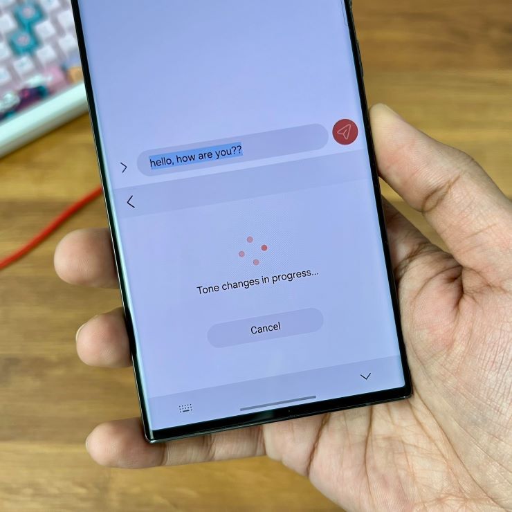 Samsung Keyboard AI feature for changing the tone