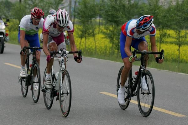 Putting in a big effort. The chasers with 20km to go.