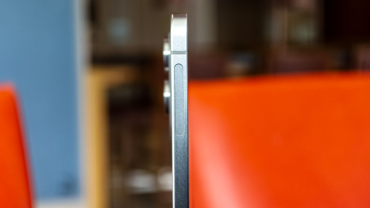 Left side mmWave antenna and thin profile on the Galaxy S25 Edge