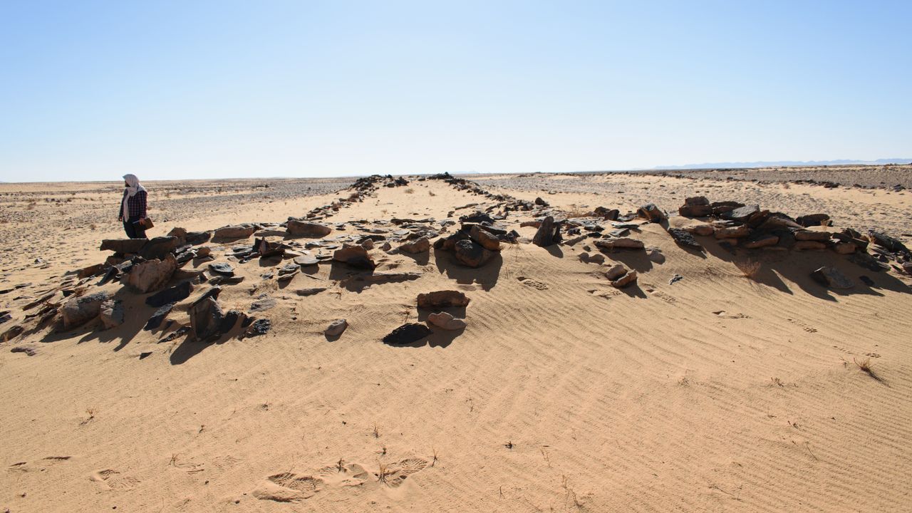 A stone platform on one end of the mustatil can be seen in the foreground.