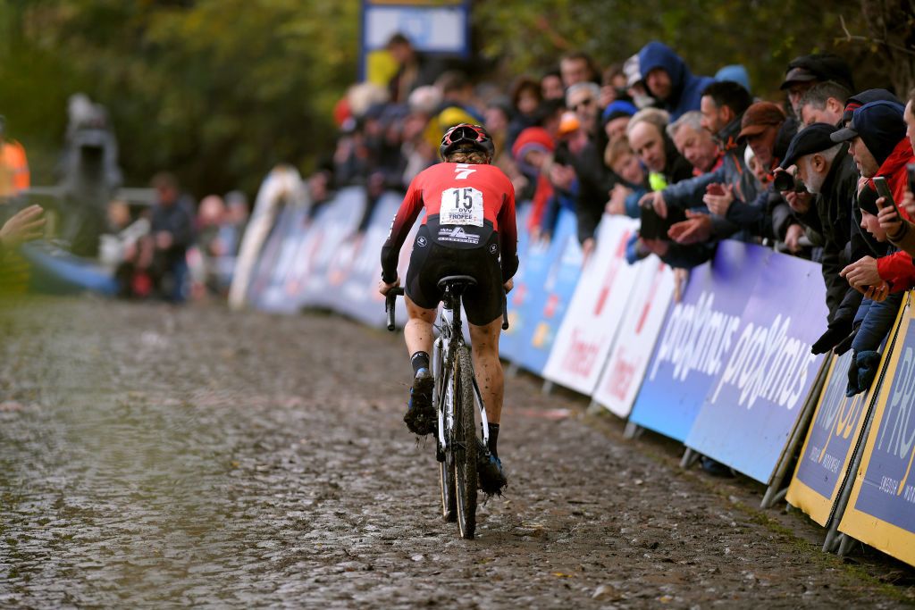 Kastelijn tackles the fearsome cobbled hill