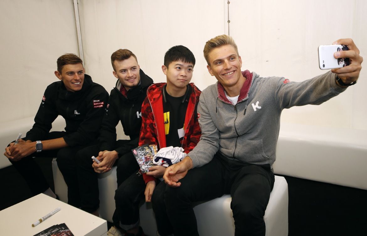 Marcel Kittel takes a selfie with a fan